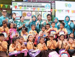 Siswa-siswi SDN Ajung Terima Bantuan Alat Sekolah dari TP-PKK Balangan