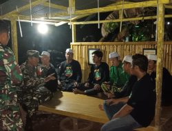 Tingkatkan Siskamling, Babinsa Koramil 1004-06/Kelumpang Tengah Laksanakan Patroli Jaga Pos Kamling