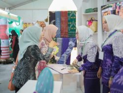 Tenun Pagatan dan Sasirangan Pulau Burung Pukau Mata Pengunjung Stand Tanah Bumbu di Bamara Fair 2025