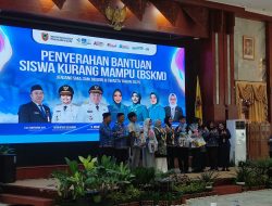 Cegah Angka Anak Putus Sekolah, Ketua TP PKK Kalsel Serahkan Bantuan Peralatan Sekolah Bagi 10.030 Siswa Kurang Mampu