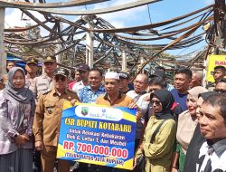 Bupati Serahkan Bantuan Pasca Kebakaran Pasar Kemakmuran