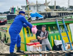 Wujudkan Polisi Penolong, Polairud Kotabaru Bantu Angkat Barang Penumpang Kapal