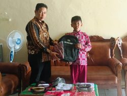 Anaknya Mendapat Bantuan Perlengkapan Sekolah, Faridah Teteskan Air Mata