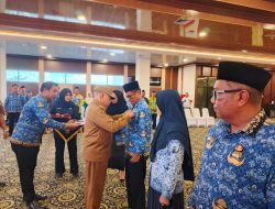 Bupati Kotabaru Sematkan Satyalancana Karya Satya untuk ASN dan Tali Asih Purna Bakti