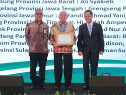 Gubernur H Muhidin Raih Penghargaan Pembina Program Kampung Iklim (ProKlim) Tahun 2025