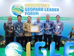 Keberhasilan Geopark Meratus menjadi UGGp, Gubernur Kalsel H. Muhidin Terima Penghargaan Menteri PPN/Bappenas RI