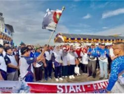 Meriahkan Jalan Sehat HUT PGRI ke-80, Ribuan Guru dan Pelajar Padati Siring Laut Kotabaru