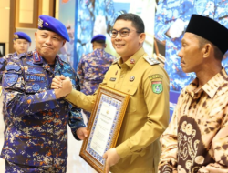 Bupati Tanah Bumbu Andi Rudi Latif Terima Penghargaan di HUT ke-75 Polairud