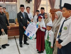 Pemkab Balangan Serahkan Beasiswa Kartu Balangan Pintar