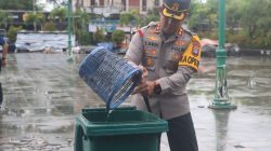Polres Balangan Laksanakan Gotong Royong Bersihkan Taman Sanggam