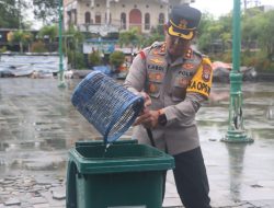 Polres Balangan Laksanakan Gotong Royong Bersihkan Taman Sanggam