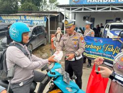 Sat Lantas Polres Batola Bagi Takjil kepada Pengendara Jalan Raya