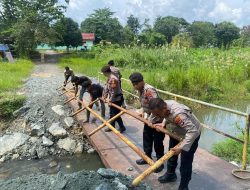 Perlancar Akses Mobilitas Masyarakat, Polres Tanbu Turut Gotong Royong Bangun Jembatan di Kelurahan Tungkaran Pangeran
