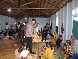 Wujud Kepedulian, Wakapolres Tanah Bumbu Berbagi Takjil untuk Penumpang Kapal Awu-Awu