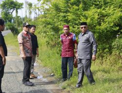 Kompak! Bupati dan Wakil Bupati Kotabaru Tinjau Kondisi Jalan Rusak