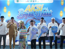 Bupati Andi Rudi Latif Anugerahkan Adipura Lokal, Salurkan Gerobak UMKM dan Sembako untuk Petugas Kebersihan