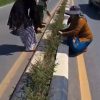 Kenakan Baju Kebaya, Jajaran DLH Kotabaru Turun ke Jalan Bersihkan Sampah