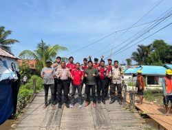 Polres Batola bersama Masyarakat Bangun Jembatan Merah Putih di Kecamatan Barambai