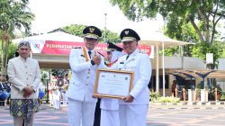 Gubernur Kalsel H Muhidin Terima Penghargaan Satyalancana Karya Bhakti Praja Nugraha