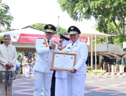 Gubernur Kalsel H Muhidin Terima Penghargaan Satyalancana Karya Bhakti Praja Nugraha