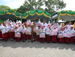 Wali Kota HM Yamin Serahkan Bantuan Perlengkapan Sekolah di SDN Kuin Cerucuk 1 Banjarmasin