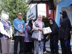 Peringatan Hari Lanjut Usia, Hj. Fathul Jannah Muhidin Sambangi dan Serahkan Bantuan untuk Lansia