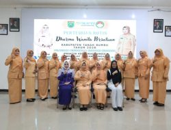 Dorong Kreativitas dan Dongkrak Ekonomi Keluarga, DWP Tanbu Gelar Pelatihan Pembuatan Kerajinan Bunga Kain Stocking