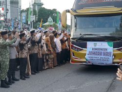 Suasana Haru Iringi Keberangkatan 214 Calon Jemaah Haji Kabupaten Balangan