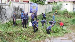 Sambut Hari Bhayangkara ke-80, Satpolairud Polres Batola Gelar Bhakti Sosial Bersihkan Sungai