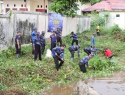 Sambut Hari Bhayangkara ke-80, Satpolairud Polres Batola Gelar Bhakti Sosial Bersihkan Sungai