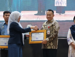 Bupati Andi Rudi Latif Terima Penghargaan ULM atas Dukungan Program KKN Lingkungan Hidup