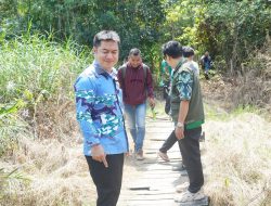 Anggota DPRD dan Dinas PUPR Survei Jembatan Rusak di Juai