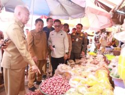 Tinjau Pasar Keramat Barabai, Gubernur H. Muhidin Cek Langsung Harga Bahan Pokok Pangan
