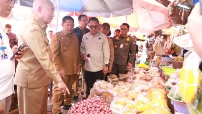Tinjau Pasar Keramat Barabai, Gubernur H. Muhidin Cek Langsung Harga Bahan Pokok Pangan
