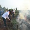 Gubernur H Muhidin Turun Langsung Padamkan Api Karhutla di Kawasan Pengayuan Banjarbaru