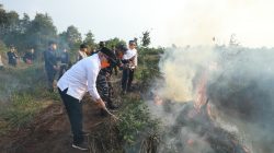 Gubernur H Muhidin Turun Langsung Padamkan Api Karhutla di Kawasan Pengayuan Banjarbaru