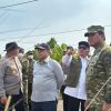 Gubernur H. Muhidin Dampingi Staf Khusus Presiden H. Andi Samsudin Arsyad dan KSAL Laksamana TNI Dr. Muhammad Ali Tinjau dan Padamkan Titik Api