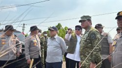 Gubernur H. Muhidin Dampingi Staf Khusus Presiden H. Andi Samsudin Arsyad dan KSAL Laksamana TNI Dr. Muhammad Ali Tinjau dan Padamkan Titik Api