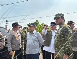 Gubernur H. Muhidin Dampingi Staf Khusus Presiden H. Andi Samsudin Arsyad dan KSAL Laksamana TNI Dr. Muhammad Ali Tinjau dan Padamkan Titik Api