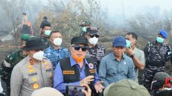 Gubernur H. Muhidin Bersama Forkopimda dan Wamenko Lakukan Pembasahan Kawasan, Pastikan Bara Bawah Tanah Karhutla Padam