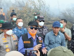 Gubernur H. Muhidin Bersama Forkopimda dan Wamenko Lakukan Pembasahan Kawasan, Pastikan Bara Bawah Tanah Karhutla Padam