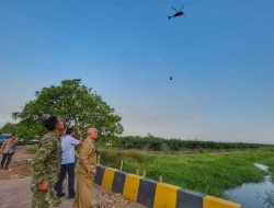Gubernur H Muhidin Cek Langsung Saluran Irigasi di Cindai Alus, Pastikan Airnya Tersedia dan Bisa Mengalir ke Lokasi Kebakaran