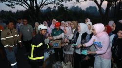 Kunjungi Relawan Karhutla, Hj Fathul Jannah Muhidin Berpesan Jaga Keselamatan serta Kesehatan Selama Bertugas