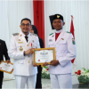 Resepsi Kenegaraan HUT ke-81 RI di Tanah Bumbu, Bupati Andi Rudi Latif Serahkan Penghargaan kepada Paskibraka