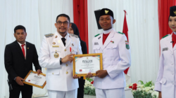 Resepsi Kenegaraan HUT ke-81 RI di Tanah Bumbu, Bupati Andi Rudi Latif Serahkan Penghargaan kepada Paskibraka
