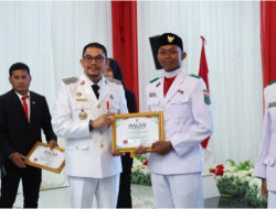 Resepsi Kenegaraan HUT ke-81 RI di Tanah Bumbu, Bupati Andi Rudi Latif Serahkan Penghargaan kepada Paskibraka