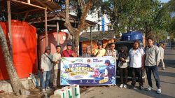 Bantu Atasi Krisi Air, PT PTK Bersama PWI Kotabaru Salurkan Bantuan Air Bersih
