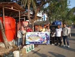 Bantu Atasi Krisis Air, PT PTK Bersama PWI Kotabaru Salurkan Bantuan Air Bersih