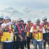 Pastikan Pembangunan Berjalan Sesuai Target, Gubernur Muhidin Tinjau Progres Jembatan Pulau Laut