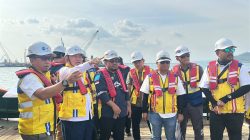 Pastikan Pembangunan Berjalan Sesuai Target, Gubernur Muhidin Tinjau Progres Jembatan Pulau Laut